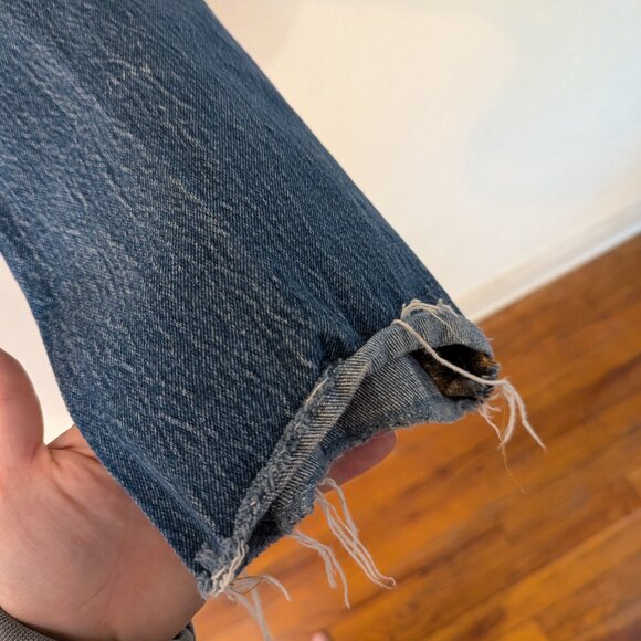 Levi's 501 Med Wash Straight Leg Frayed Hem Cropped Jeans size 28x26 - Picture 3 of 7